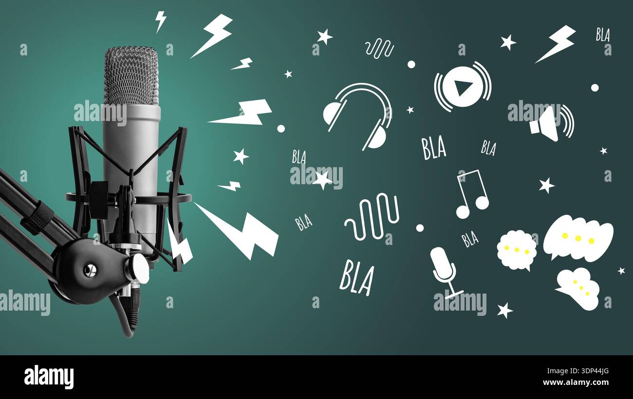 Configurazione del podcast con microfono ed elementi audio per parlare e condividere idee Foto Stock