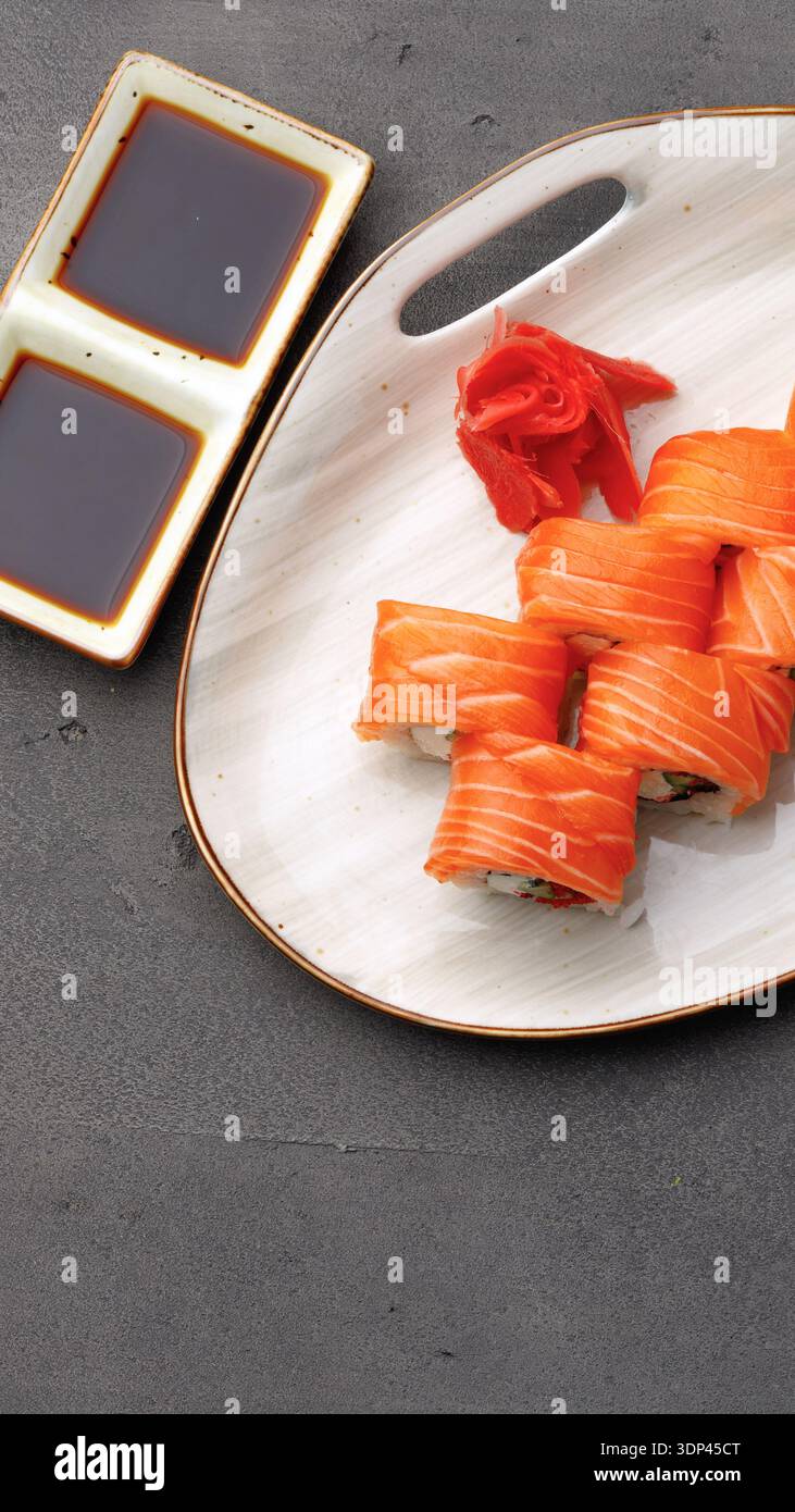 Piatto di sushi con salmone e zenzero servito con salsa di soia in un ristorante Foto Stock