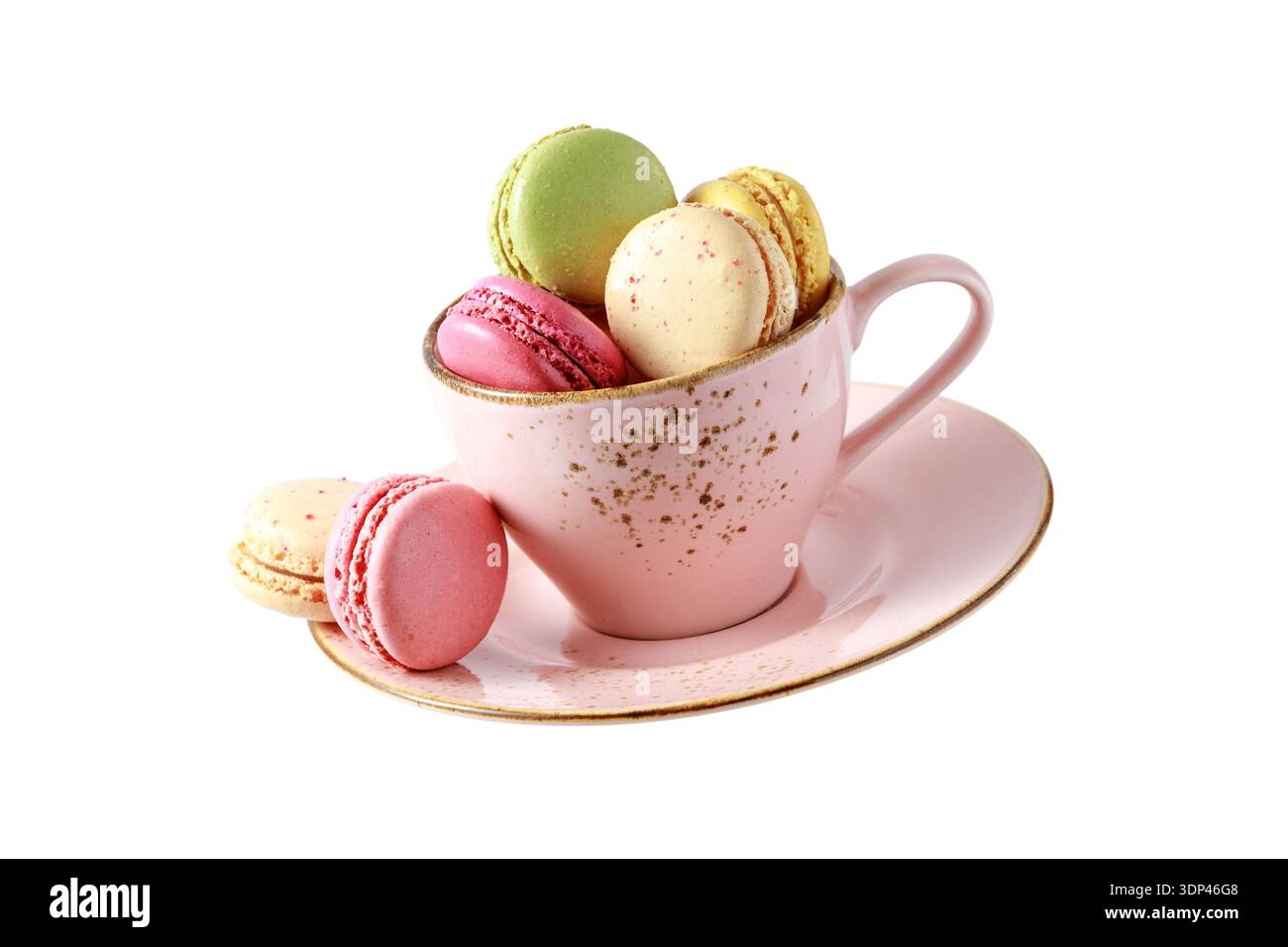 Biscotti dolci francesi colorati macaron macaron in tazza rosa vintage che volano isolati su sfondo bianco. Tessera per pasticceria con spazio per le copie Foto Stock