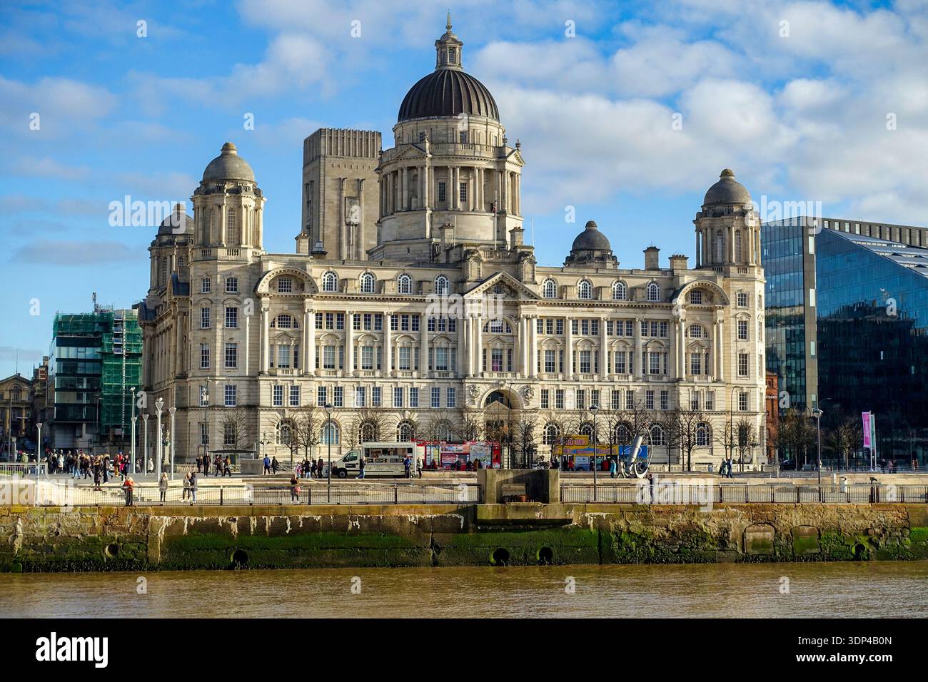L'edificio del porto di Liverpool visto dal fiume, con la torre del George's Dock Building sullo sfondo, su Pier Head a Liverpool, Inghilterra, Regno Unito Foto Stock