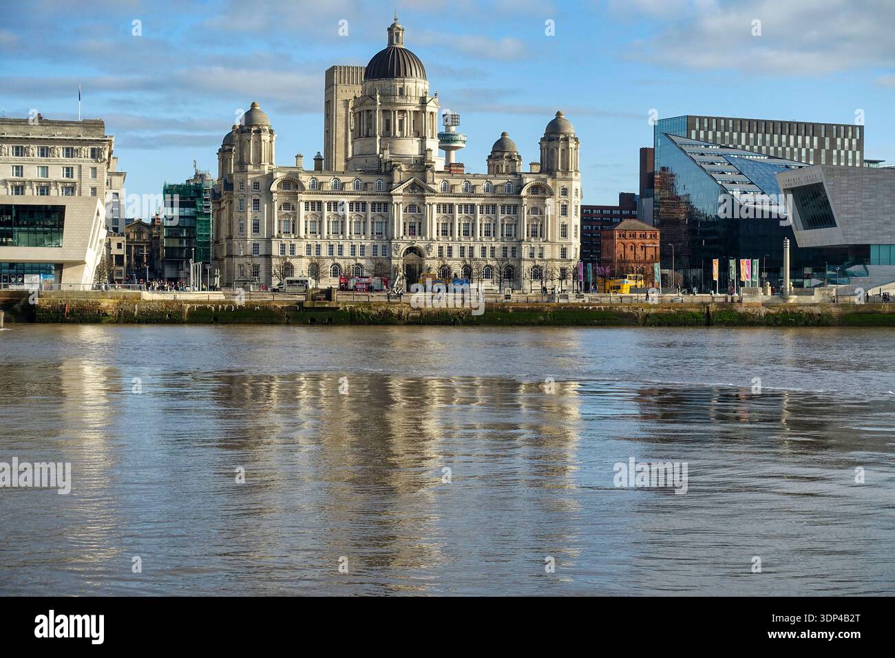 Il Port of Liverpool Building, con il Museum of Liverpool e il centro culturale RIBA North sulla destra, in Pier Head a Liverpool, Inghilterra, Regno Unito Foto Stock