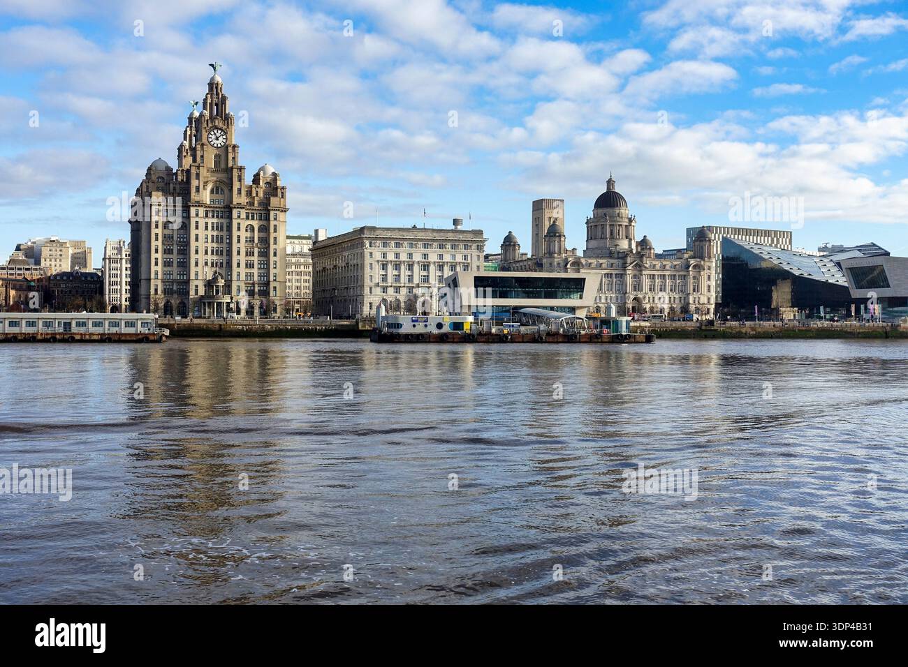 Le Three Graces e il lungomare di Liverpool sono visti dal fiume Mersey a Liverpool, Inghilterra, Regno Unito Foto Stock