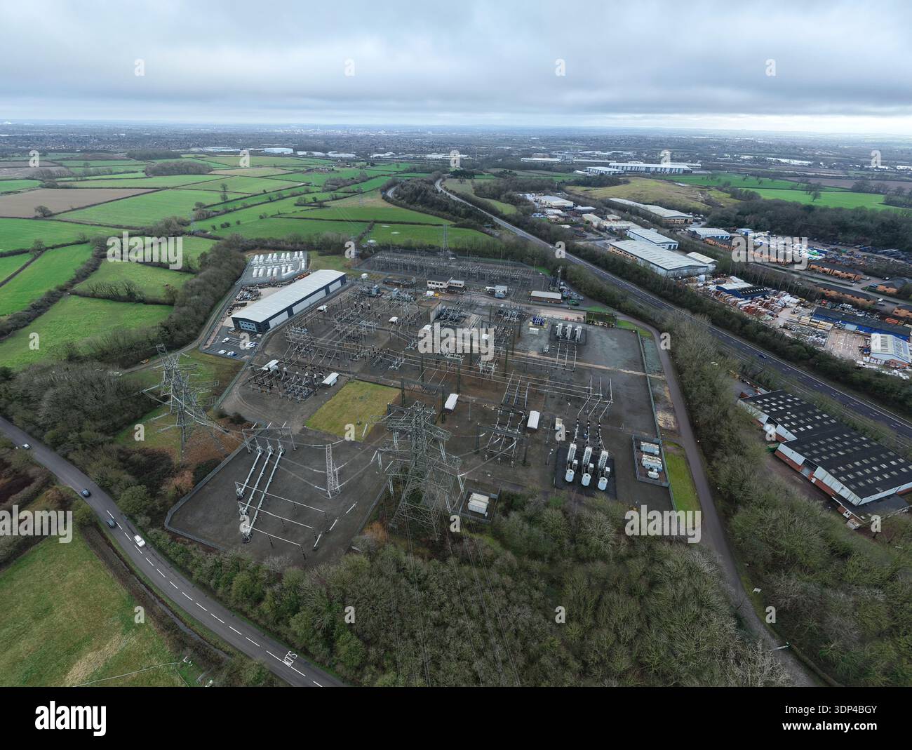 Vista aerea della sottostazione Enderby, un moderno complesso industriale con una serie di apparecchiature elettriche sotto un cielo nuvoloso, Enderby, Leicester, Unite Foto Stock