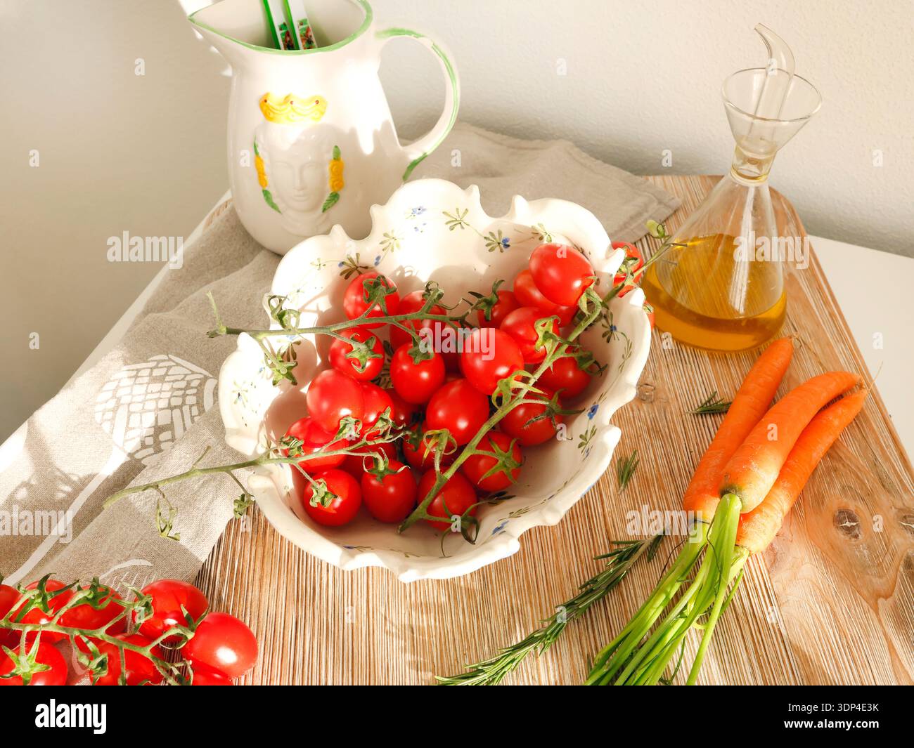 Pomodori ciliegini freschi in una ciotola vintage su tavola di legno. Prodotti alimentari e agricoli. Cibo sano e verdure. Foto Stock
