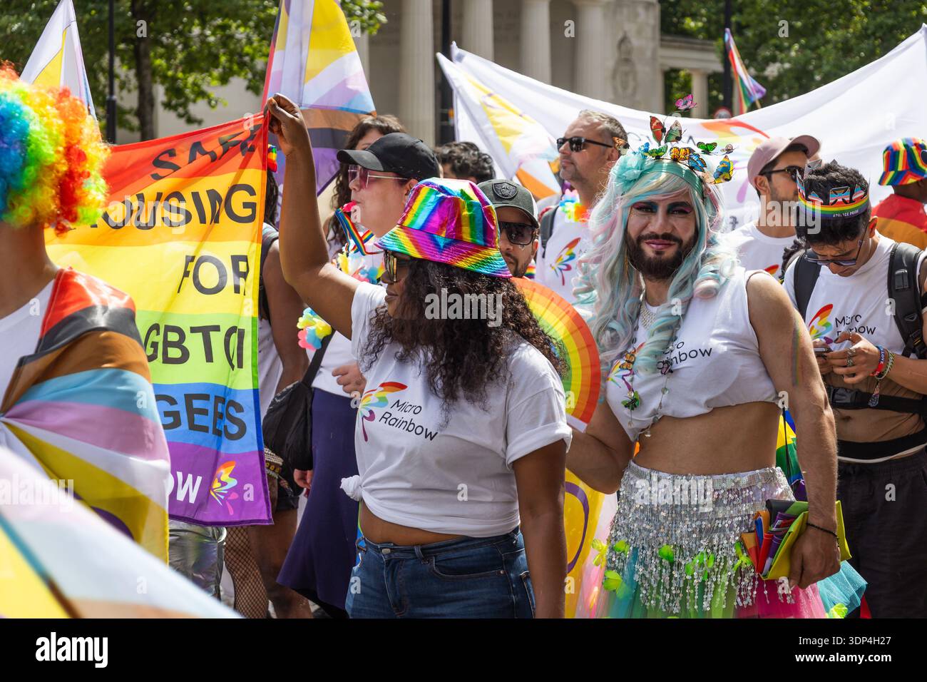Numerosi visitatori che celebrano la parata Pride di Londra del 2024. Londra, Regno Unito, 29 giugno 2024 Foto Stock