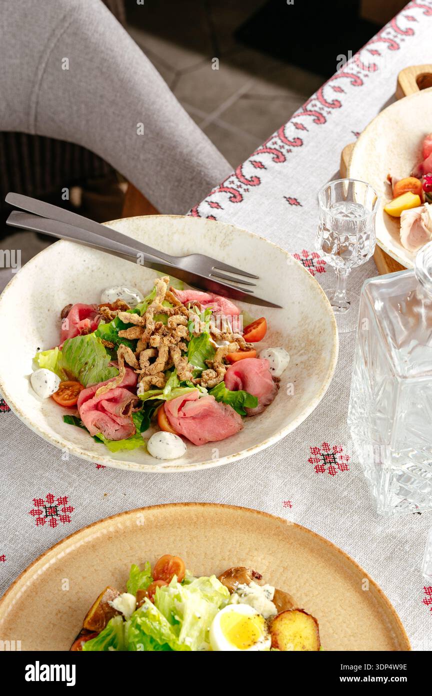 insalata con carne, verdure e salsa Foto Stock