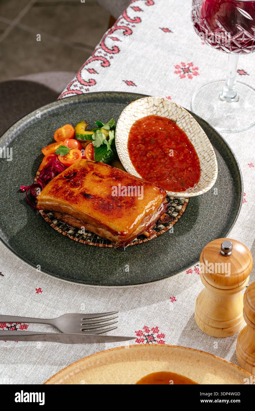 costolette alla griglia con salsa e insalata di verdure Foto Stock