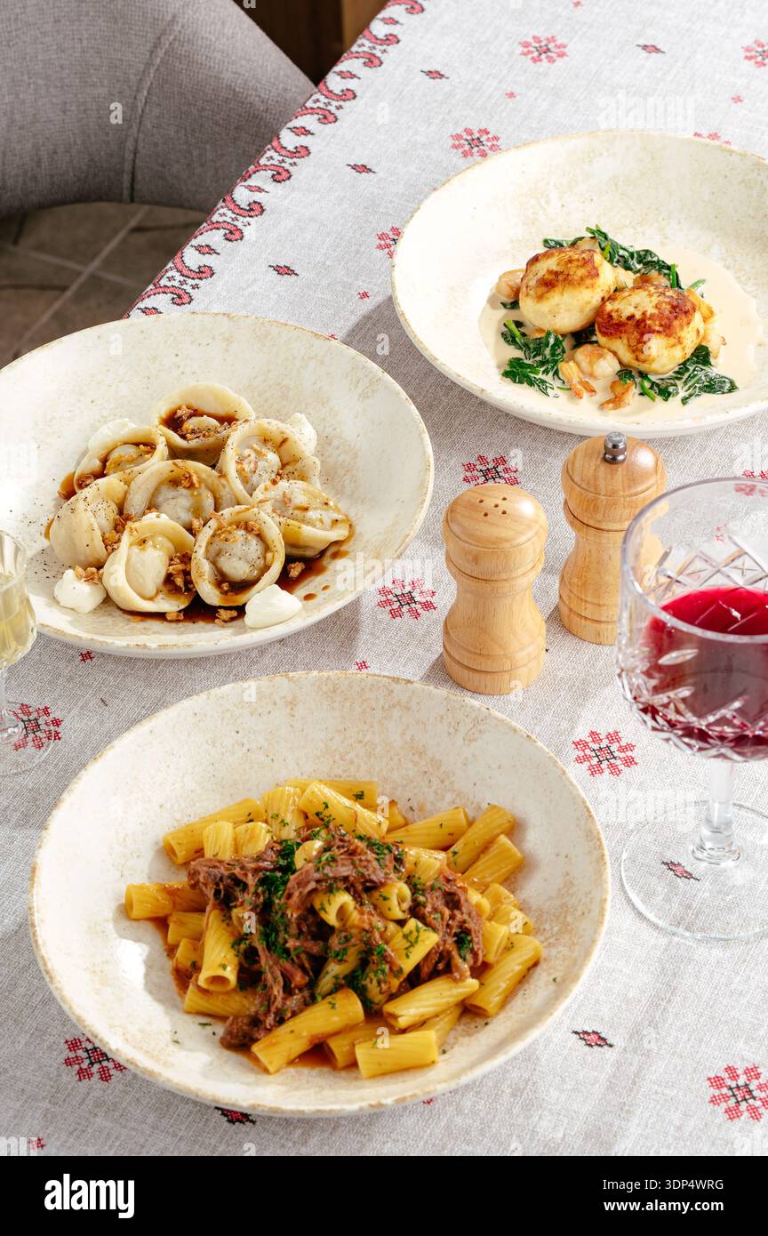 serve piatti caldi in un ristorante Foto Stock