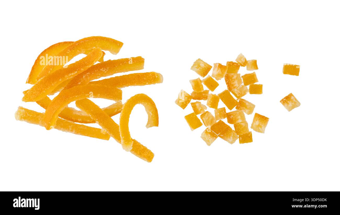 Scorza d'arancia candita con zucchero su cucchiaio di legno e fette che volano isolate su sfondo bianco. Dessert sano con fibre e vitamine. Foto Stock