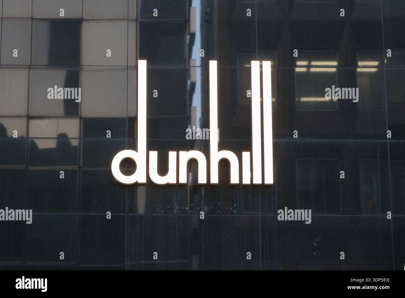 Tokyo, Giappone - 09 agosto 2025: Cartellone Dunhill sul fronte dello storefront in mostra lungo Ginza Street Foto Stock