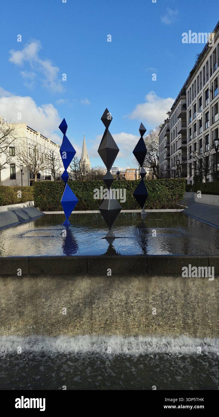 Scultura geometrica in Reflecting Pool nel Modern London Residential Development, Regno Unito. - Immagine stock catturata con smartphone