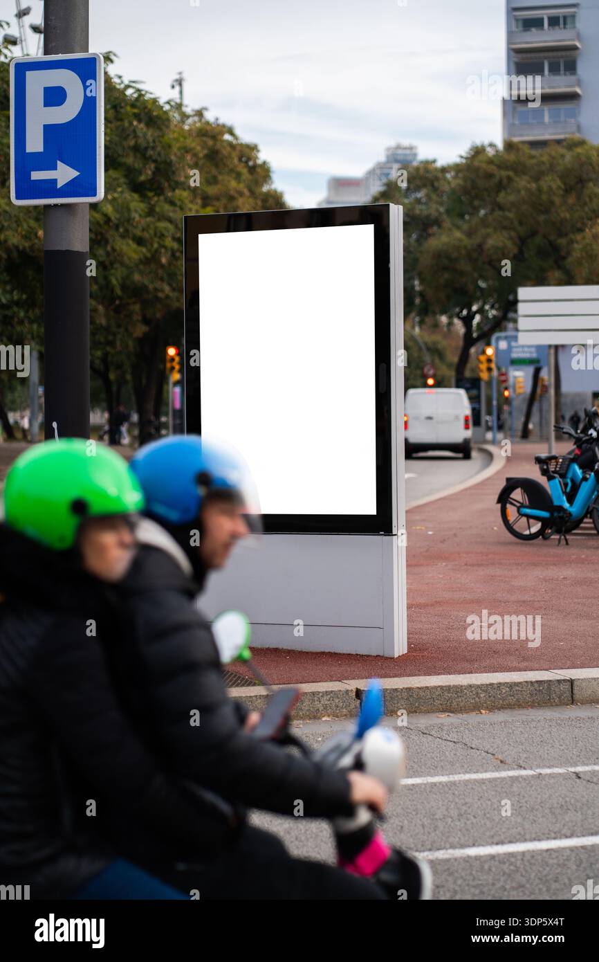 Cartellone pubblicitario bianco vuoto su una strada cittadina Foto Stock