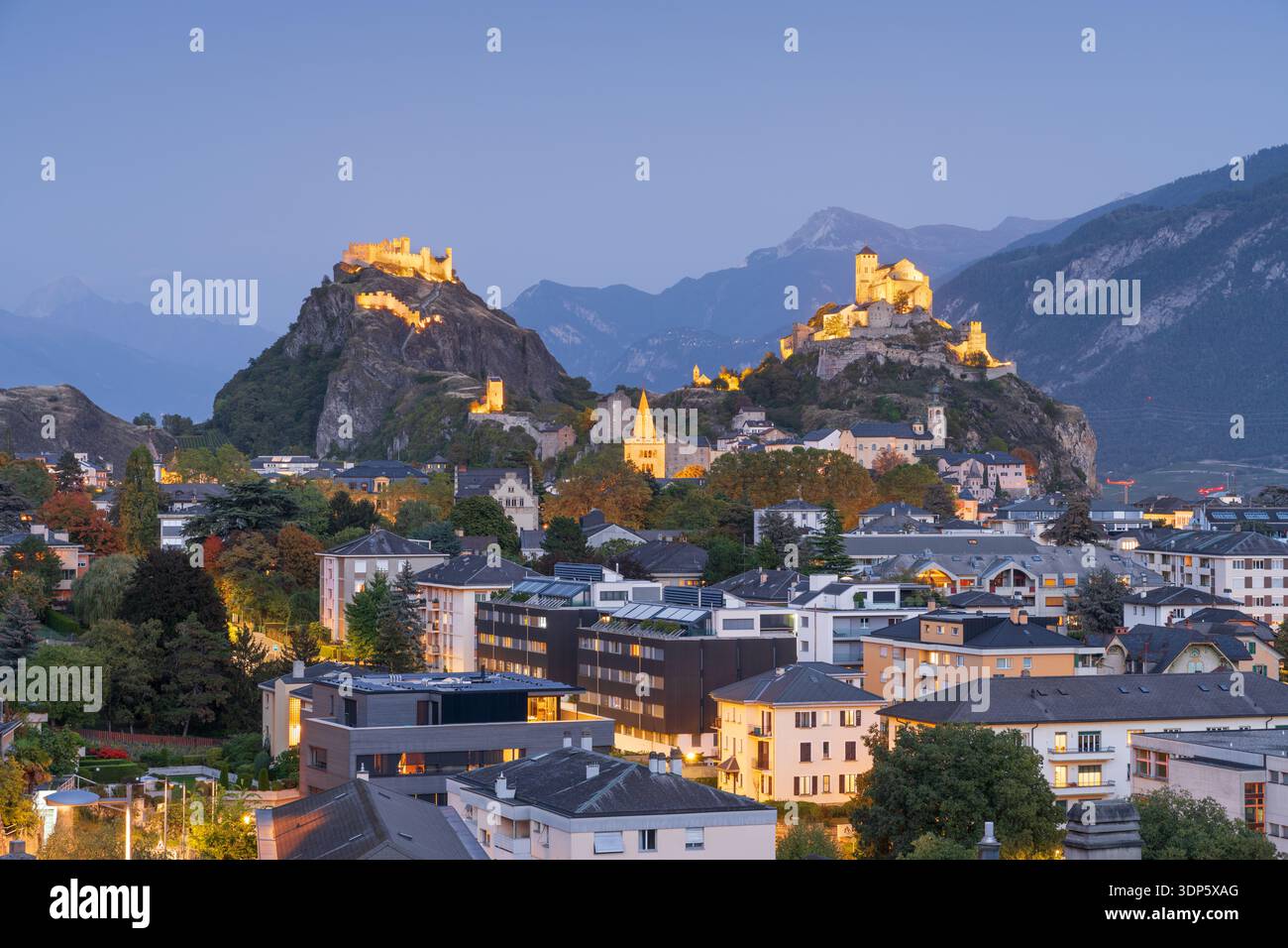 Sion, Svizzera nel Canton Vallese all'ora blu. Foto Stock