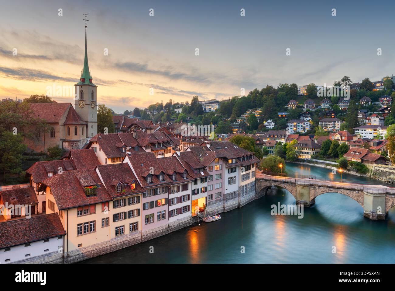 Berna, città vecchia svizzera sul fiume Aare al crepuscolo. Foto Stock