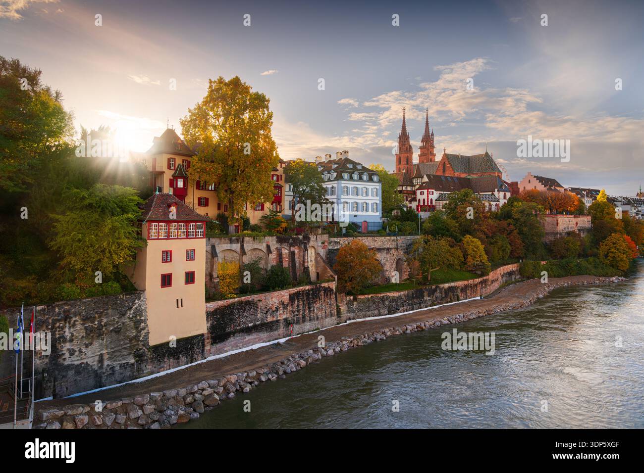 Basilea, Svizzera, sul fiume Reno all'autunno del sole. Foto Stock