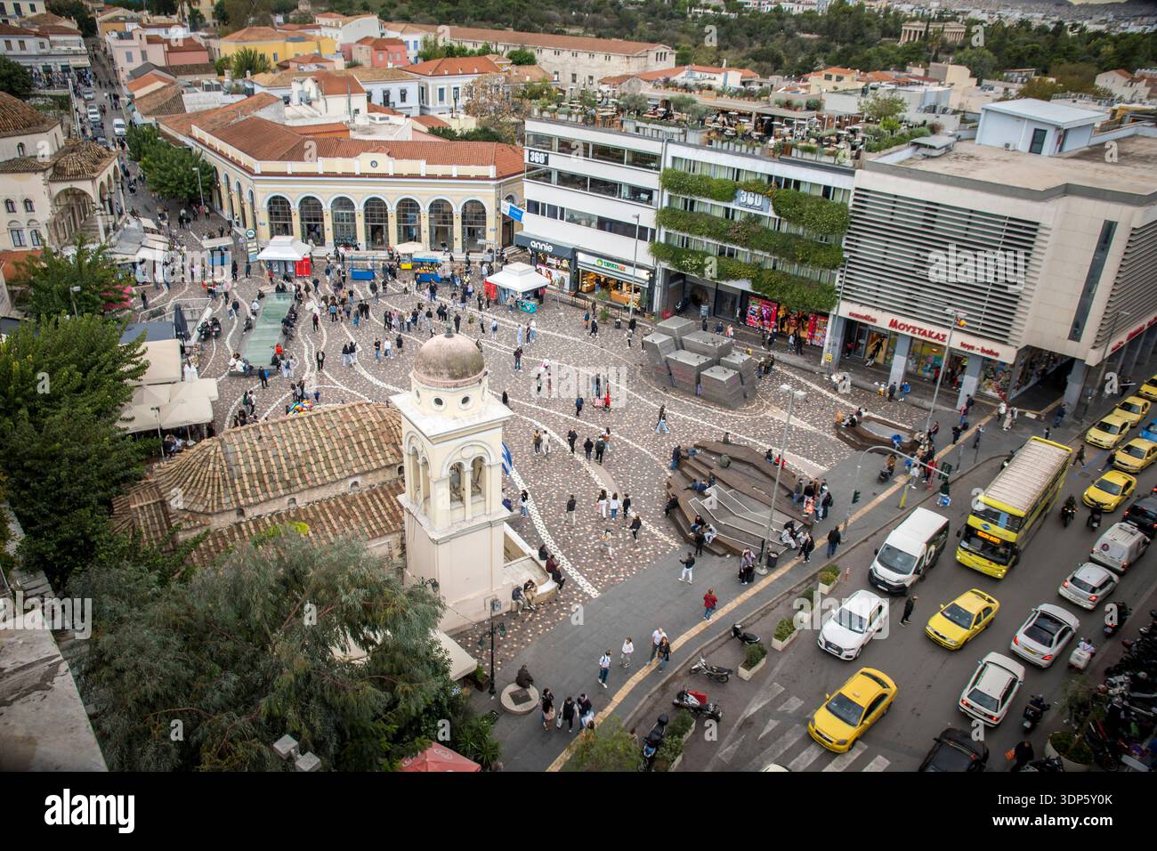 Atene, Grecia, 26 novembre 2023: Vista ad alto angolo su Piazza Monastiraki e dintorni ad Atene, Grecia Foto Stock