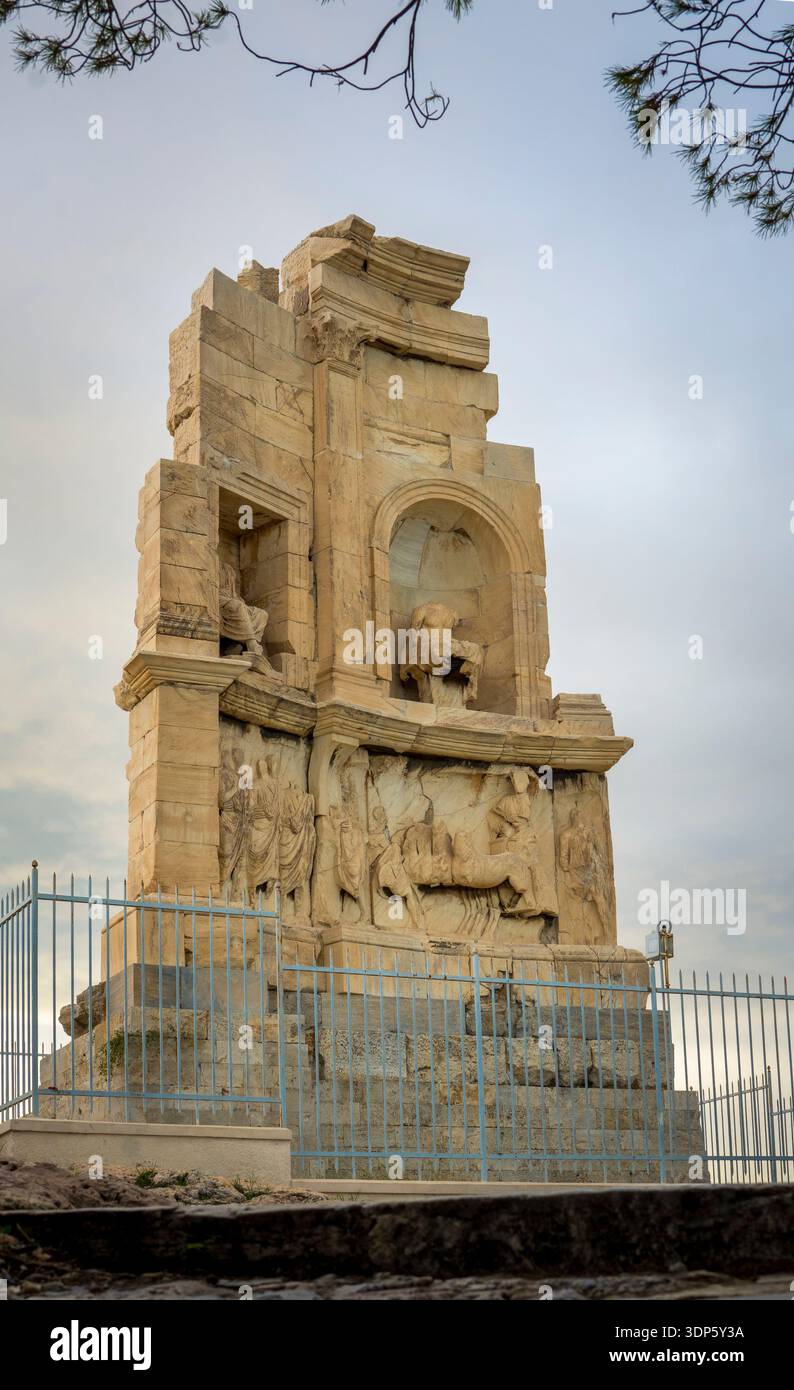 Atene, Grecia, 27 novembre 2023: Veduta sul Monumento di Filopappo sul Colle di Filopappo ad Atene, Grecia Foto Stock
