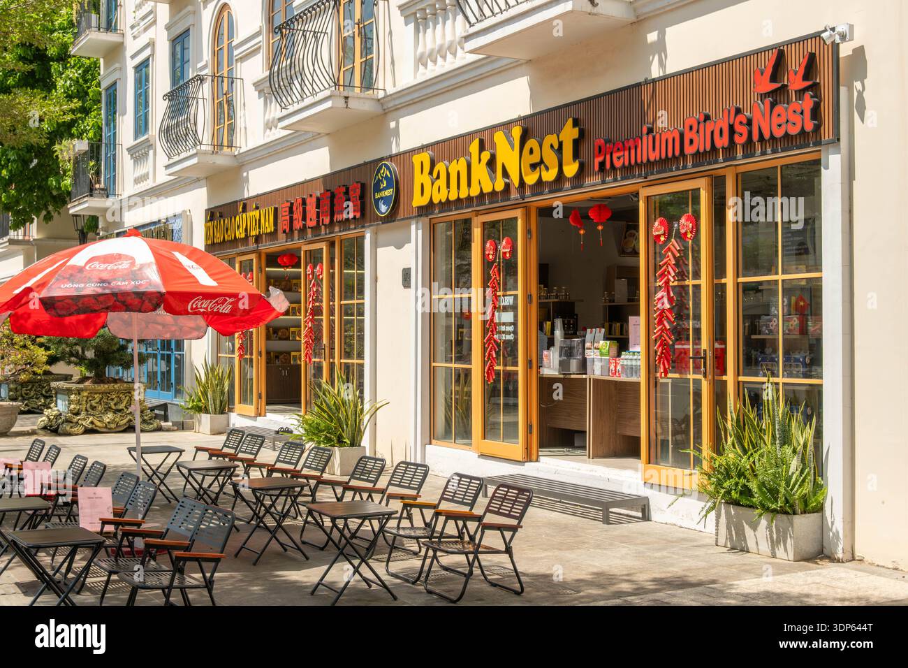Bank Nest Premium Birds Nest Storefront a Sunset Town Phu Quoc Foto Stock