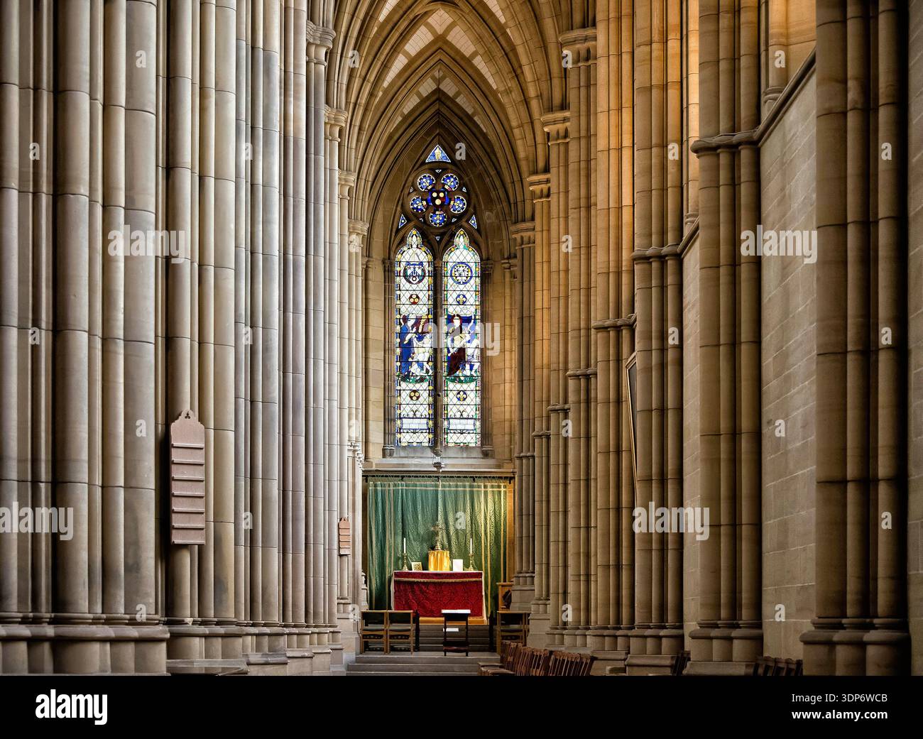 L'altare maggiore all'estremità est della Lancing Chapel nel West Sussex, Inghilterra Foto Stock