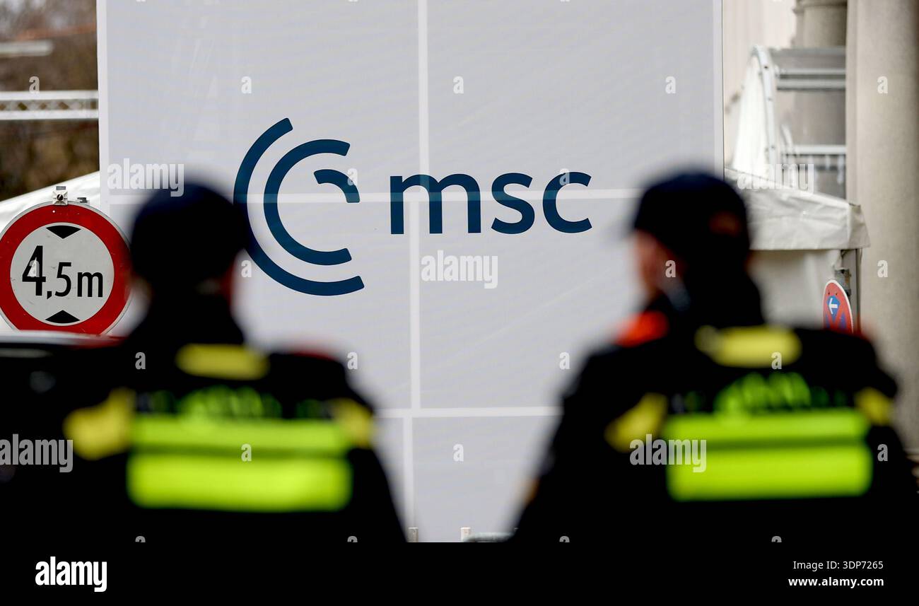 Monaco, Germania. 13 febbraio 2026. Gli agenti di polizia sono in servizio vicino alla sede della cerimonia di apertura della 62a Conferenza sulla sicurezza di Monaco (MSC) a Monaco, Germania, 13 febbraio 2026. La 62a Conferenza sulla sicurezza di Monaco è iniziata venerdì sullo sfondo delle tensioni transatlantiche più profonde e di un panorama geopolitico sempre più volatile. Crediti: Li Ying/Xinhua/Alamy Live News Foto Stock