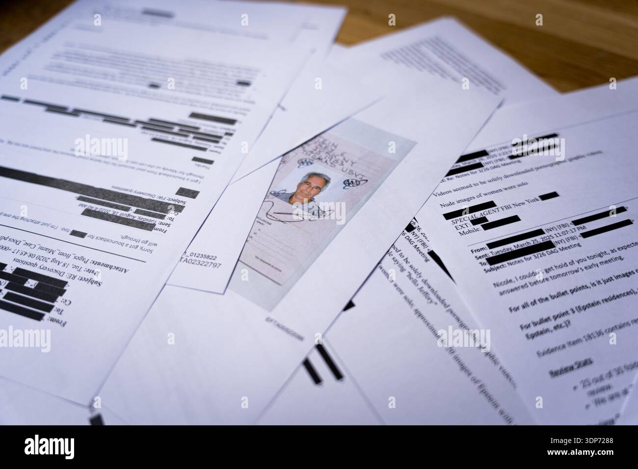 Barcellona, Spagna - 11 febbraio 2026: Un documento del Dipartimento di giustizia degli Stati Uniti d'America che mostra Jeffrey Epstein, è Foto Stock
