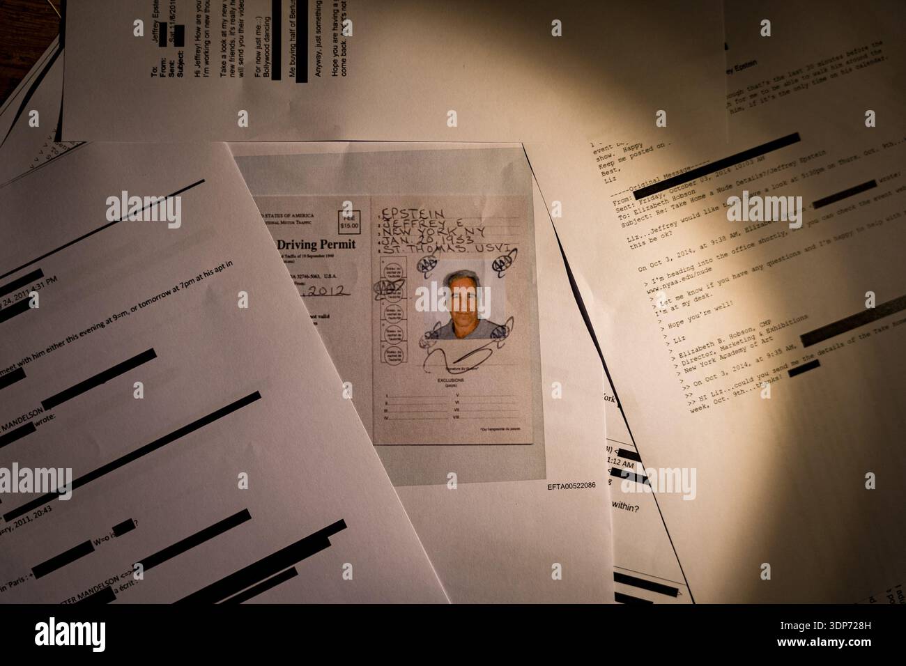 Barcellona, Spagna - 11 febbraio 2026: Un documento del Dipartimento di giustizia degli Stati Uniti d'America che mostra Jeffrey Epstein, è Foto Stock