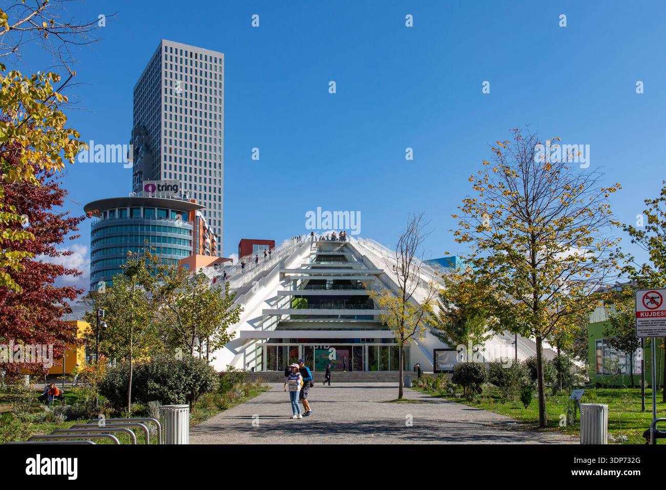 Tirana Pyrmaid, ex museo Enver Hoxha, ora spazio pubblico, hub tecnologico e centro giovanile a Tirana, Albania Foto Stock