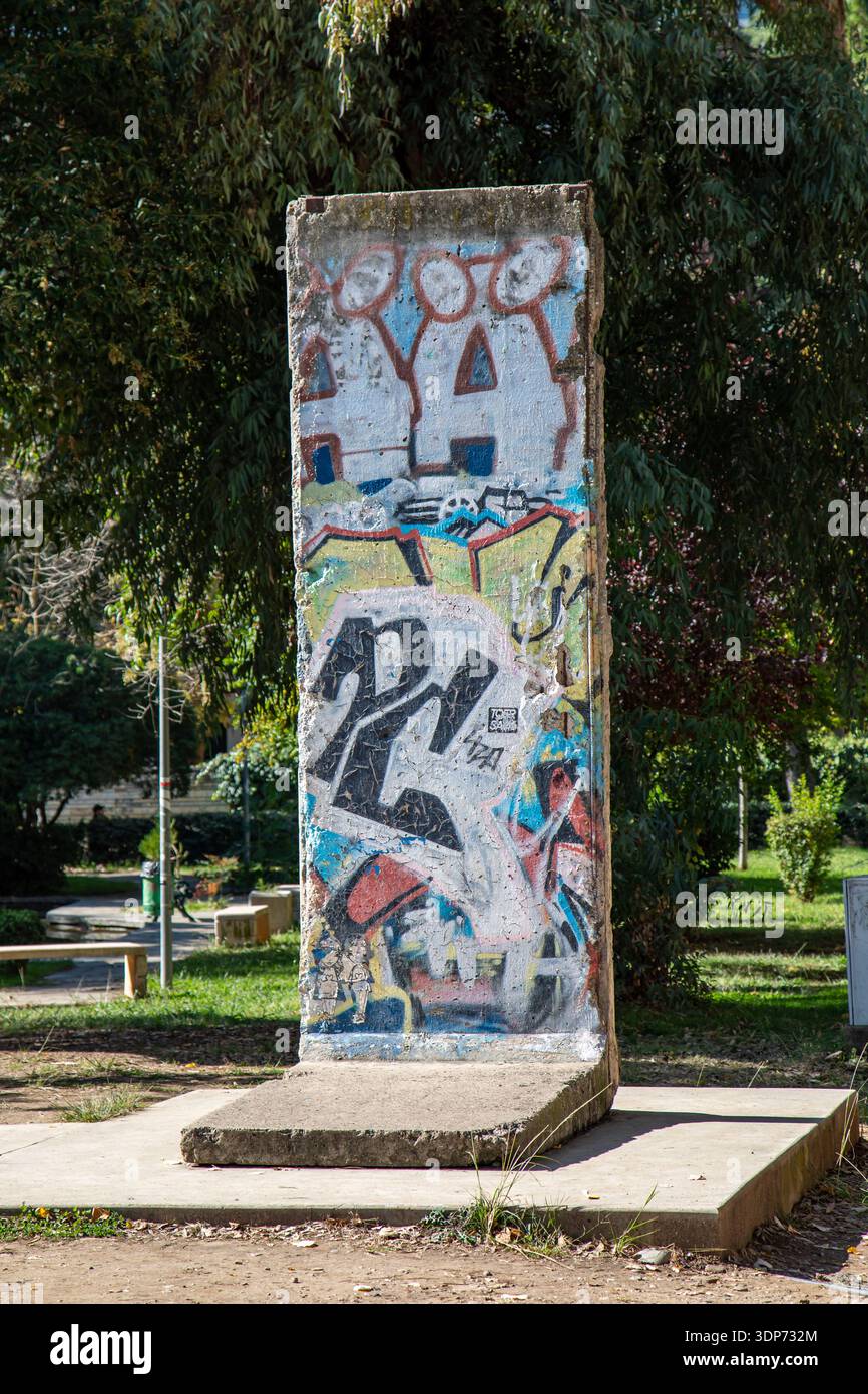 I graffiti coprirono il frammento del muro di Berlino al Postbllok Memorial di Tirana, Albania Foto Stock