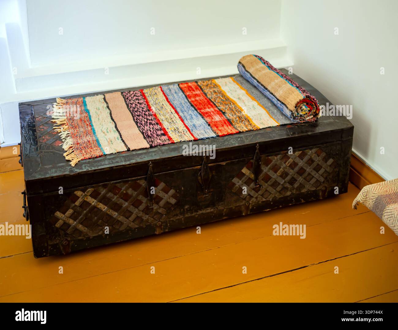 Uso di una cassa di legno come letto. Elemento della vita contadina del XIX secolo Foto Stock