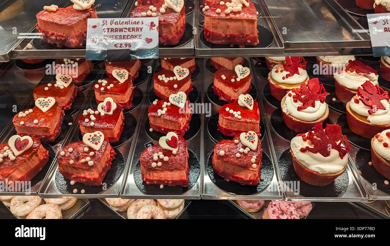 Dolci di San Valentino in vetrina nella pasticceria, dolci da regalo per coppie, cibo romantico Foto Stock