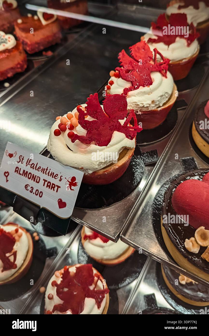 Dolce delizia per il partner, delizia il primo piano della scatola di pasticceria, gesto di San Valentino per gli spot pubblicitari Foto Stock