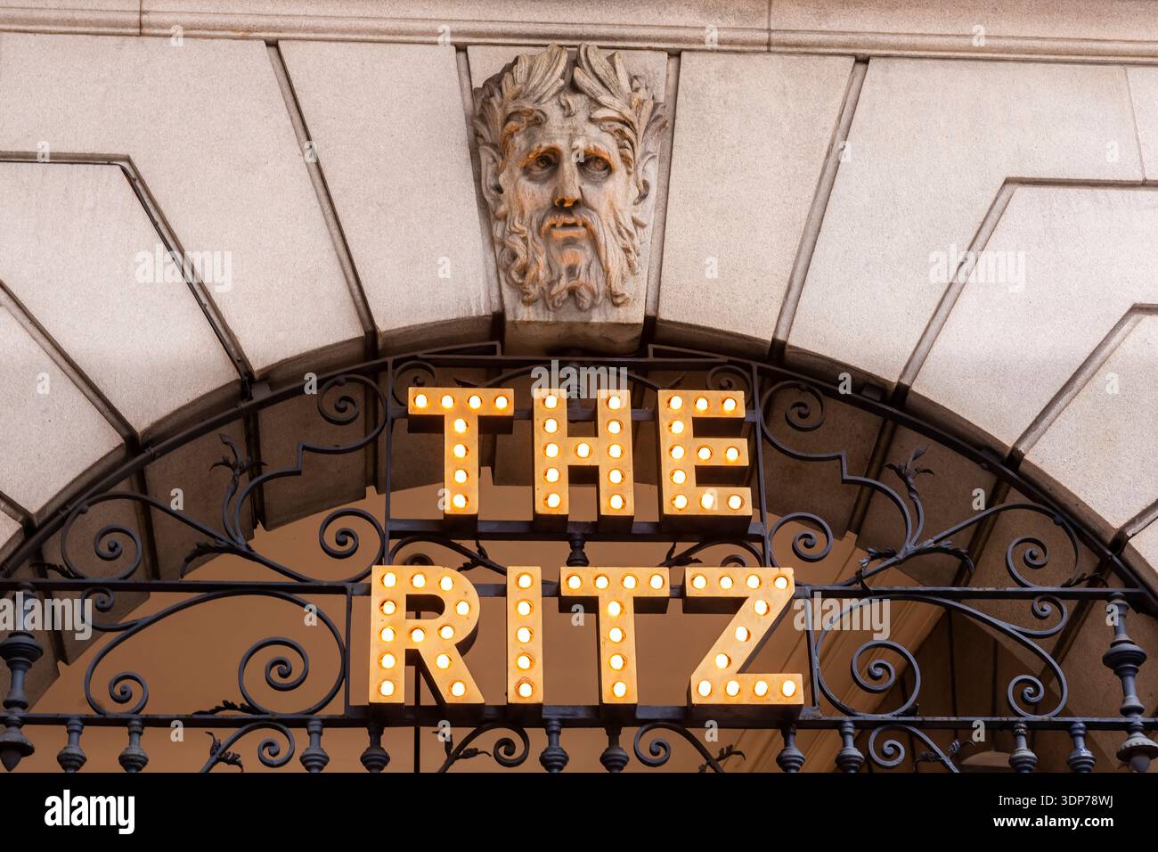 Cartello illuminato sopra la Piccadilly Arcade per il Ritz Hotel, Londra, Regno Unito Foto Stock