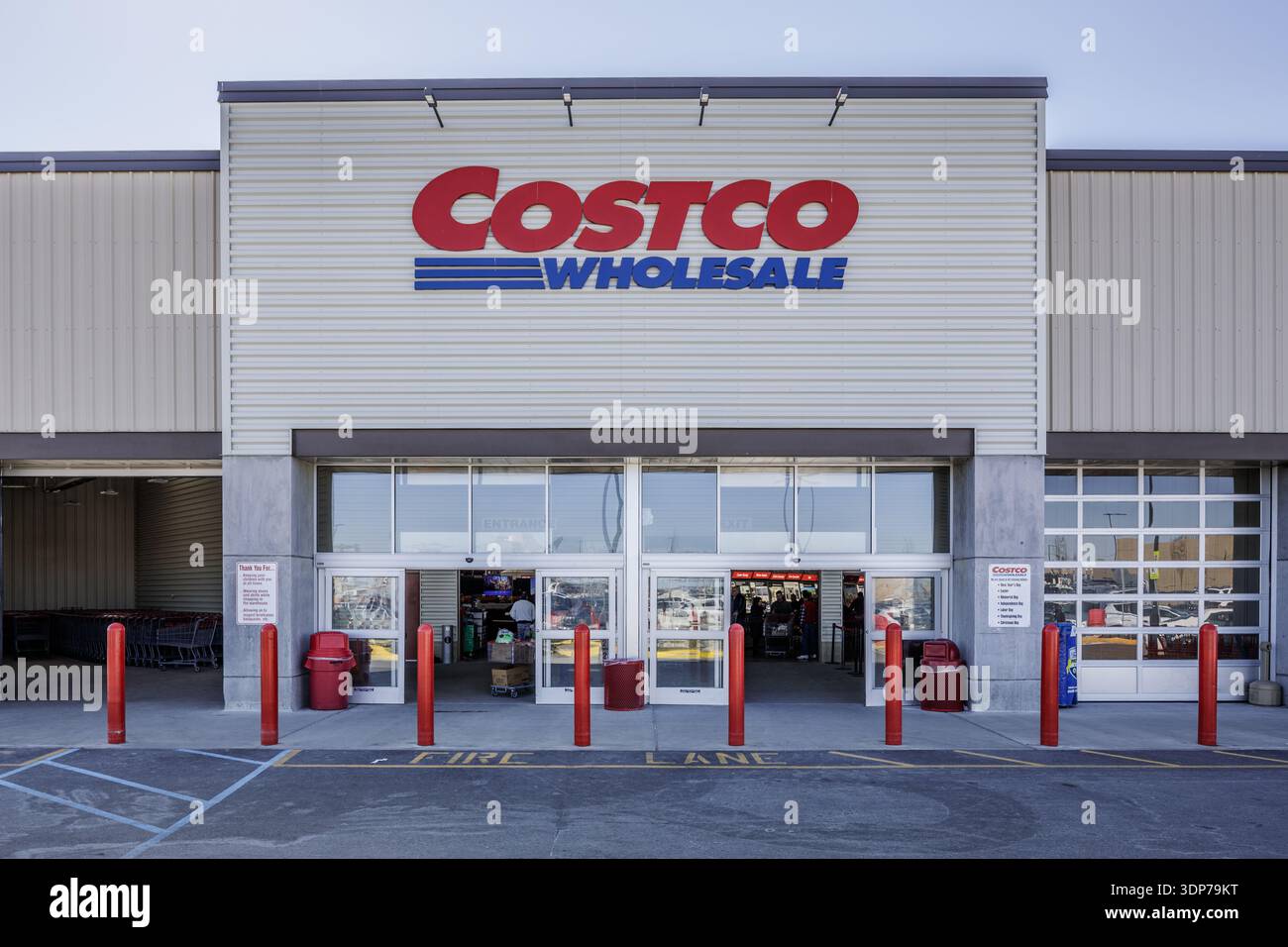 Ingresso esterno del magazzino all'ingrosso Costco a Teterboro, New Jersey, con l'iconico logo aziendale rosso e blu e il bollino di sicurezza rosso Foto Stock