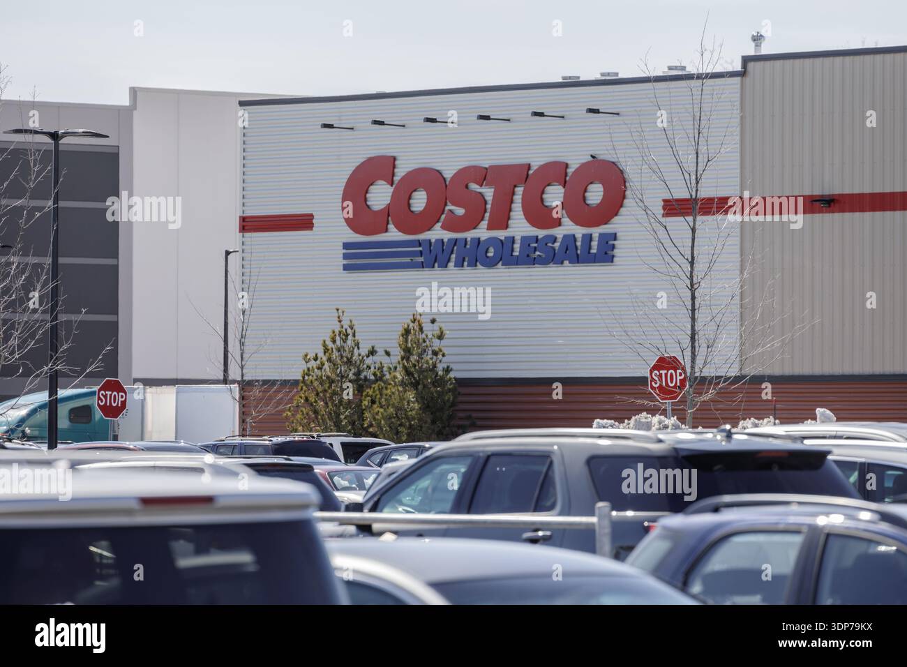 Ingresso esterno del magazzino all'ingrosso Costco a Teterboro, New Jersey, con l'iconico logo aziendale rosso e blu e il bollino di sicurezza rosso Foto Stock