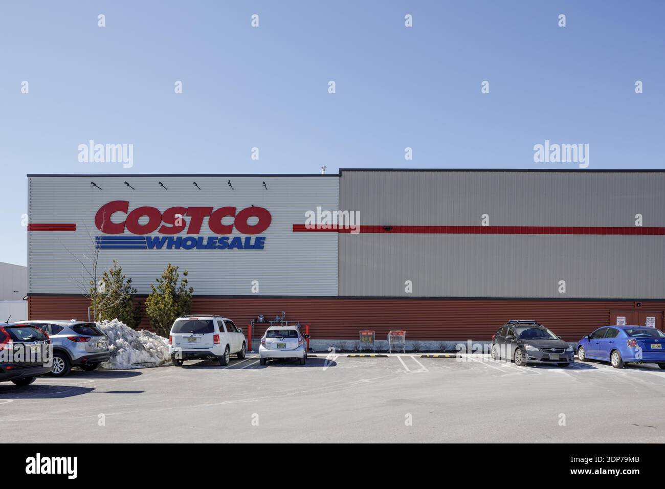 Ingresso esterno del magazzino all'ingrosso Costco a Teterboro, New Jersey, con l'iconico logo aziendale rosso e blu e il bollino di sicurezza rosso Foto Stock
