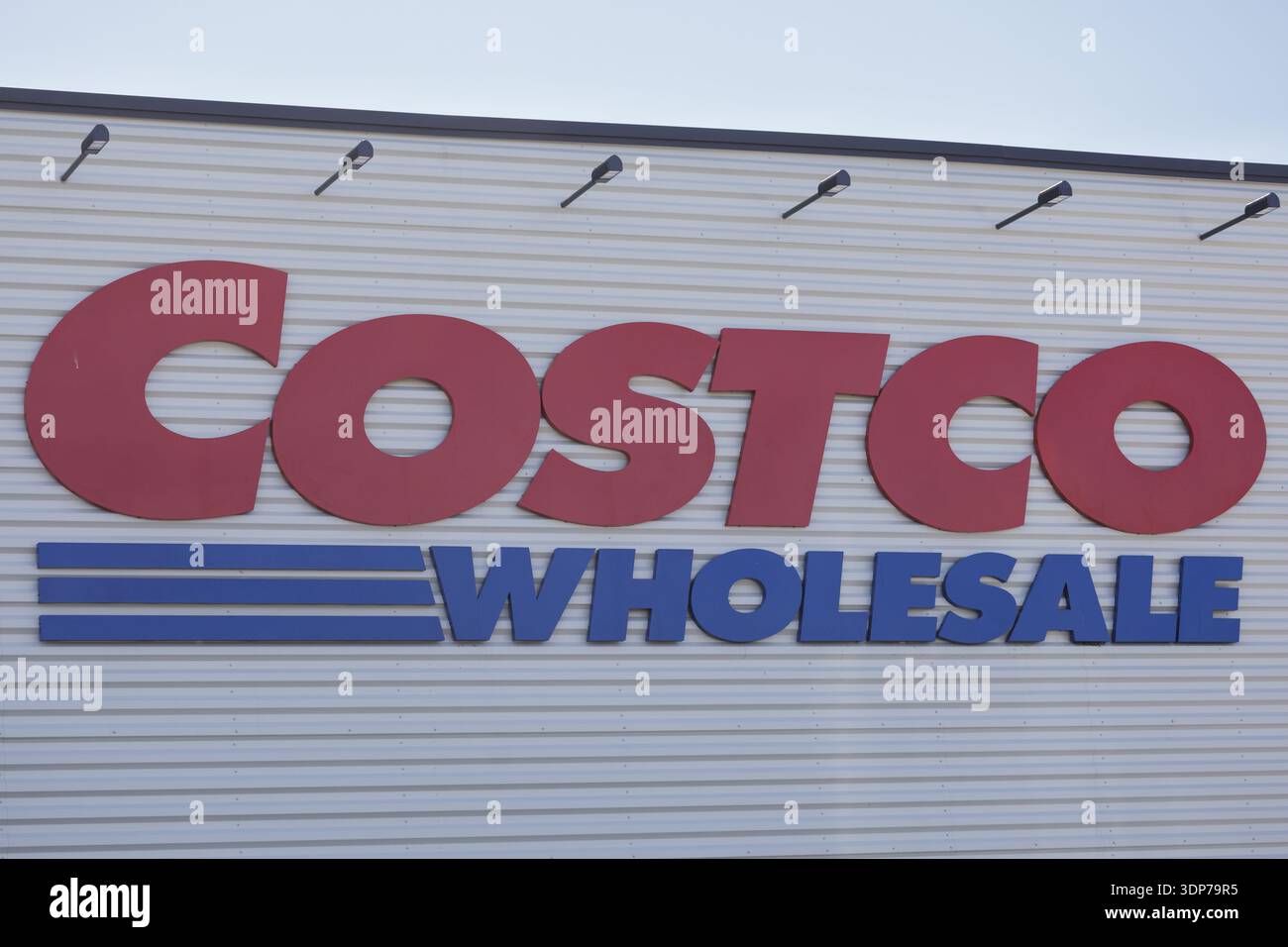 Ingresso esterno del magazzino all'ingrosso Costco a Teterboro, New Jersey, con l'iconico logo aziendale rosso e blu e il bollino di sicurezza rosso Foto Stock