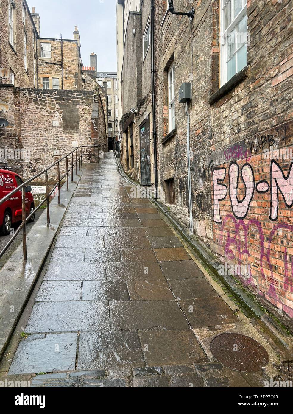 Uno stretto vicolo storico conosciuto come "vicino" nella città vecchia di Edinburg. Ripidi vicoli nell'area famosa per la sua storia, l'architettura e l'atmosfera vibrante. Foto Stock