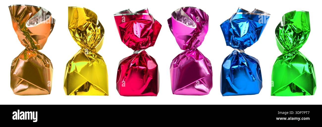 Caramelle colorate e brillanti con avvolgimenti in lamina su sfondo trasparente, che offrono dolci prelibatezze Foto Stock