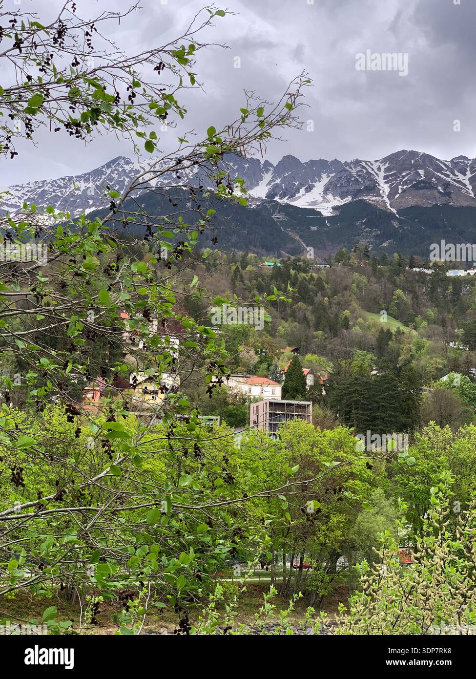 Vista su Innsbruck ad aprile. Vista panoramica di Innsbruck e della catena montuosa, Innsbruck, Tirolo, Austria. Vista aerea della città di Innsbruck. - Immagine stock catturata con smartphone