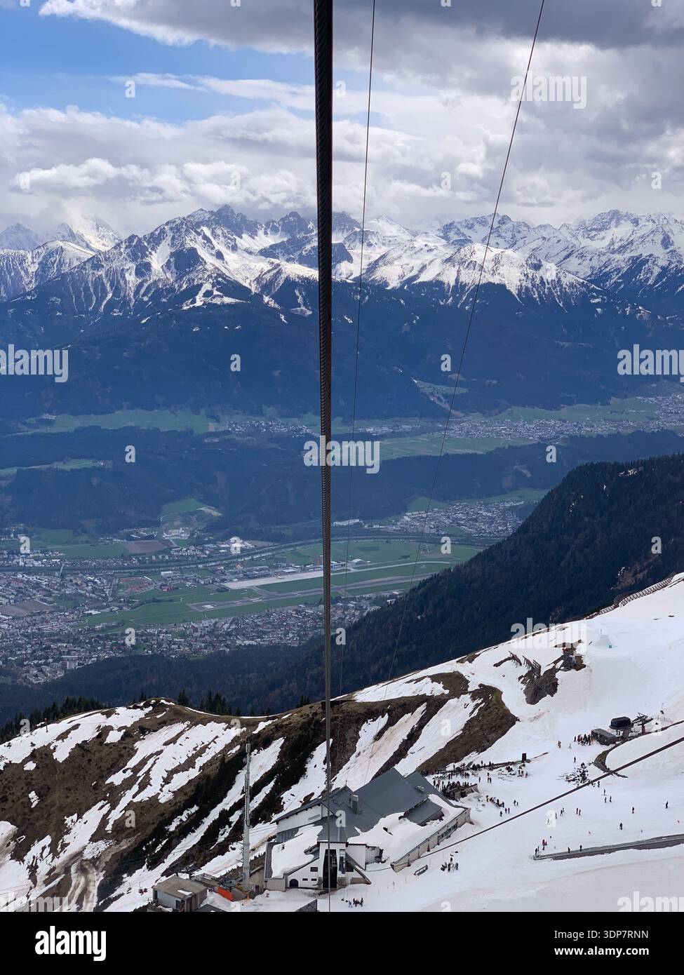 Vista su Innsbruck e sul fiume Inn dalle montagne ad aprile. Vista dalla funivia Seegrube sopra Innsbruck, Austria. Vista aerea della città. - Immagine stock catturata con smartphone