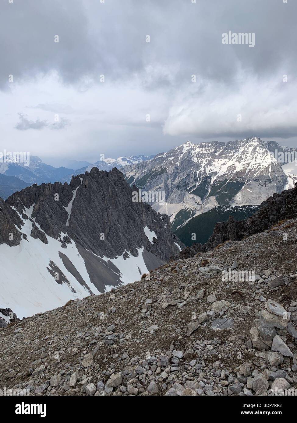 Panorama invernale da Hafelekarspitze nella catena montuosa di Nordkette in una giornata di sole. Montagne nuvolose a Innsbruck, Tirol, Austria. - Immagine stock catturata con smartphone