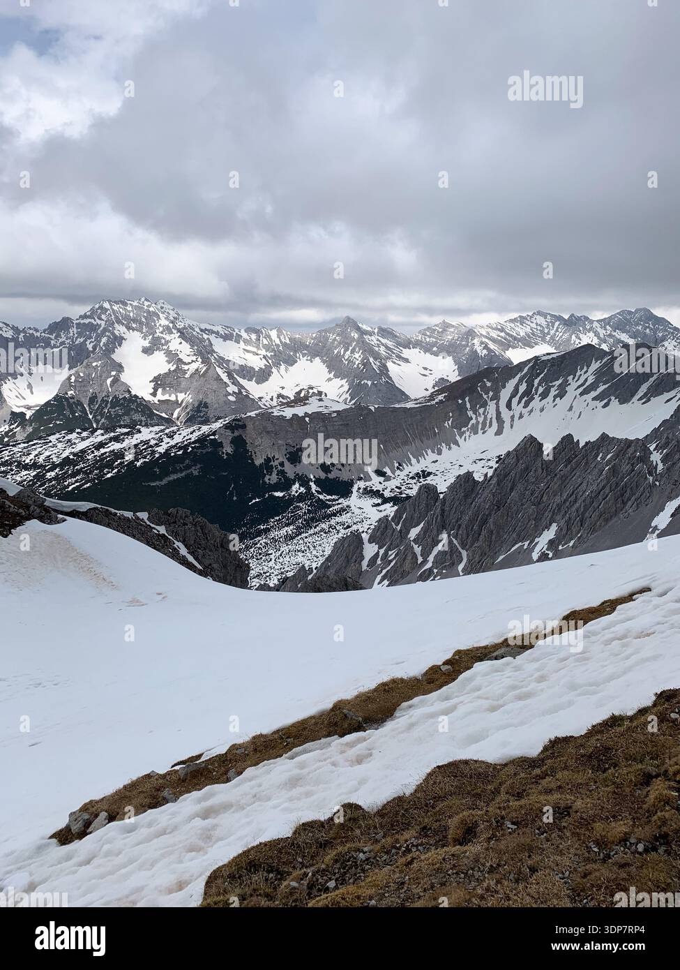 Panorama invernale da Hafelekarspitze nella catena montuosa di Nordkette in una giornata di sole. Montagne nuvolose a Innsbruck, Tirol, Austria. - Immagine stock catturata con smartphone