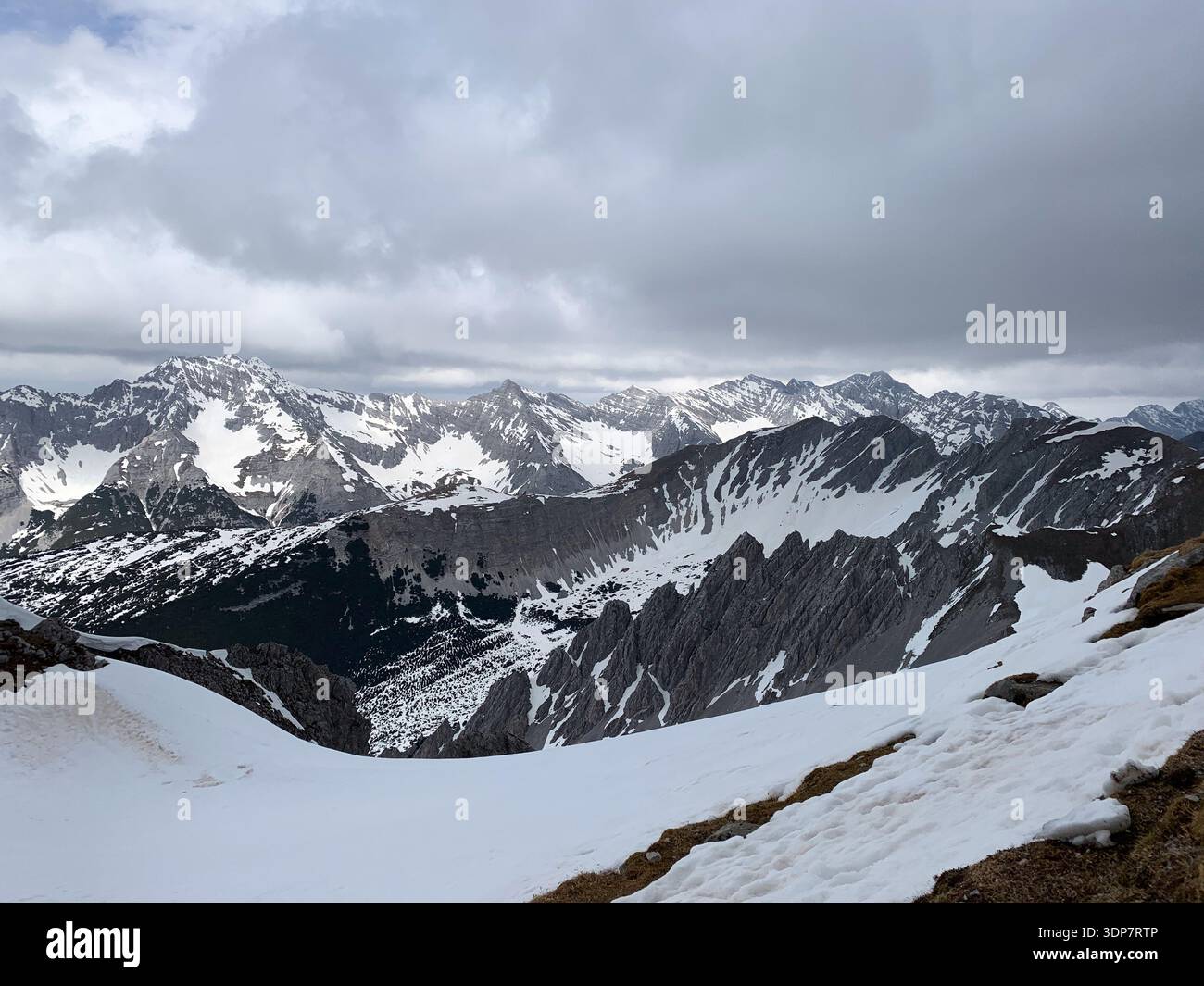 Panorama invernale da Hafelekarspitze nella catena montuosa di Nordkette in una giornata di sole. Montagne nuvolose a Innsbruck, Tirol, Austria. - Immagine stock catturata con smartphone