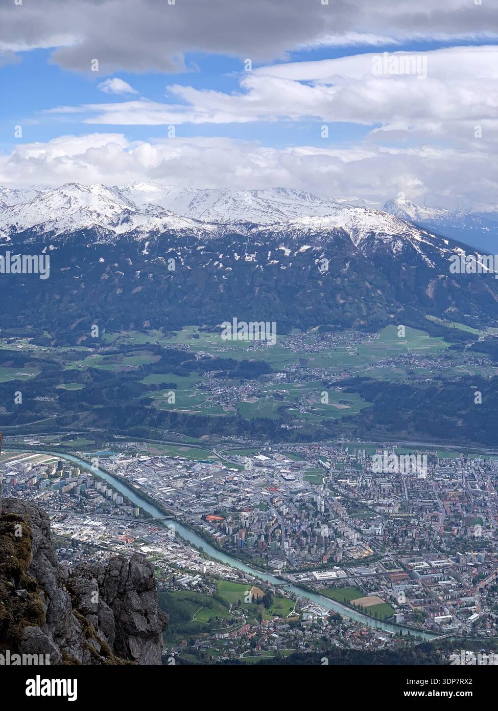 Vista su Innsbruck e sul fiume Inn dalle montagne ad aprile. Vista panoramica dalla cima della Nordkette a Innsbruck e alla catena montuosa, Tirol, Austria. - Immagine stock catturata con smartphone