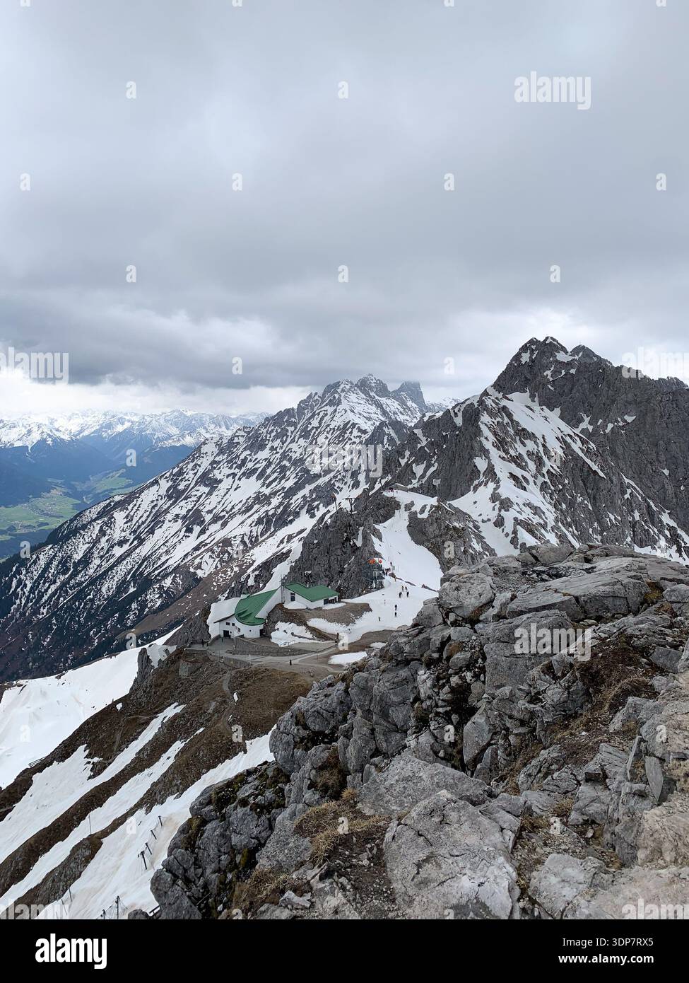 Panorama invernale da Hafelekarspitze nella catena montuosa di Nordkette in una giornata di sole. Montagne nuvolose a Innsbruck, Tirol, Austria. - Immagine stock catturata con smartphone