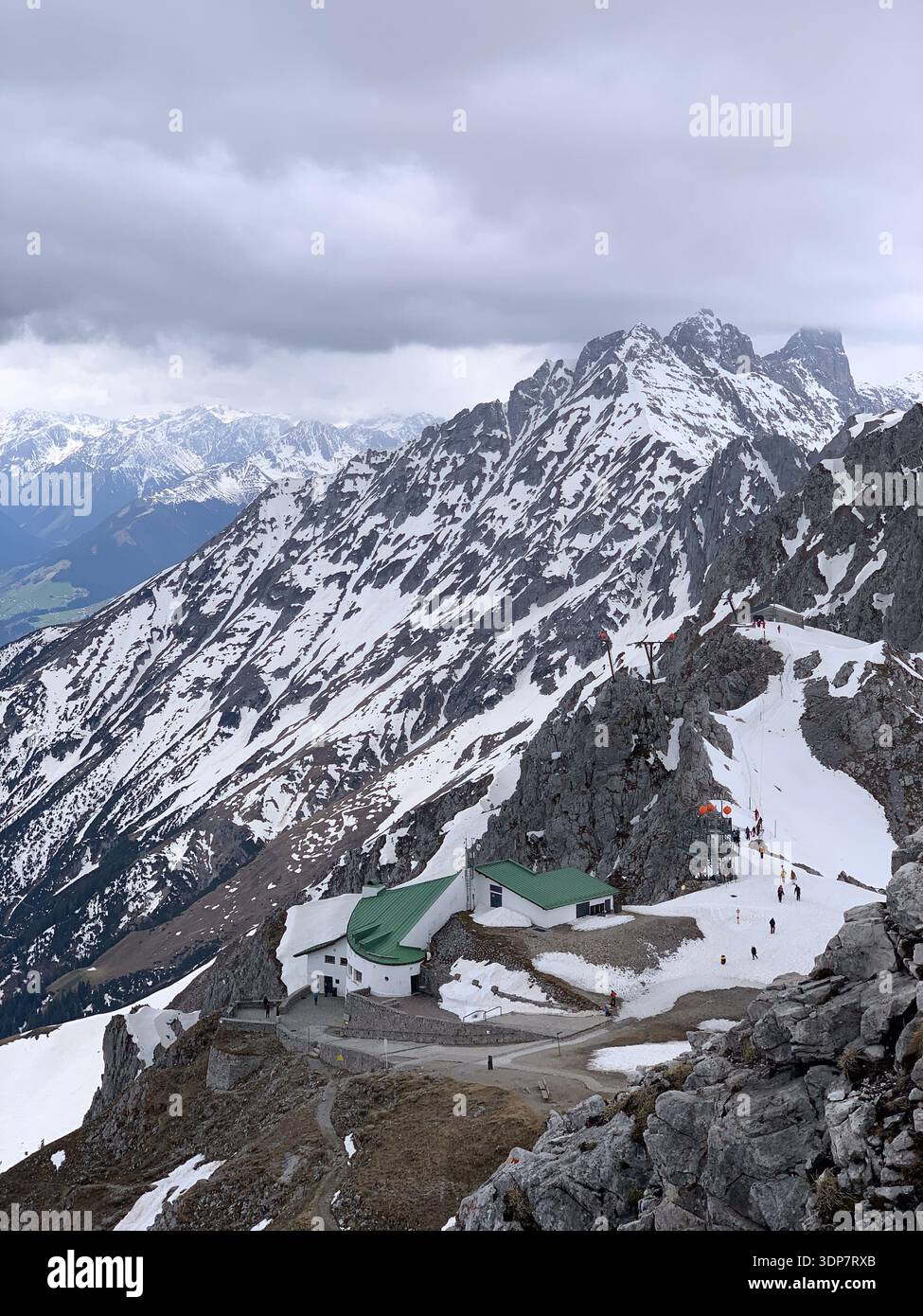 Panorama invernale da Hafelekarspitze nella catena montuosa di Nordkette in una giornata di sole. Montagne nuvolose a Innsbruck, Tirol, Austria. - Immagine stock catturata con smartphone