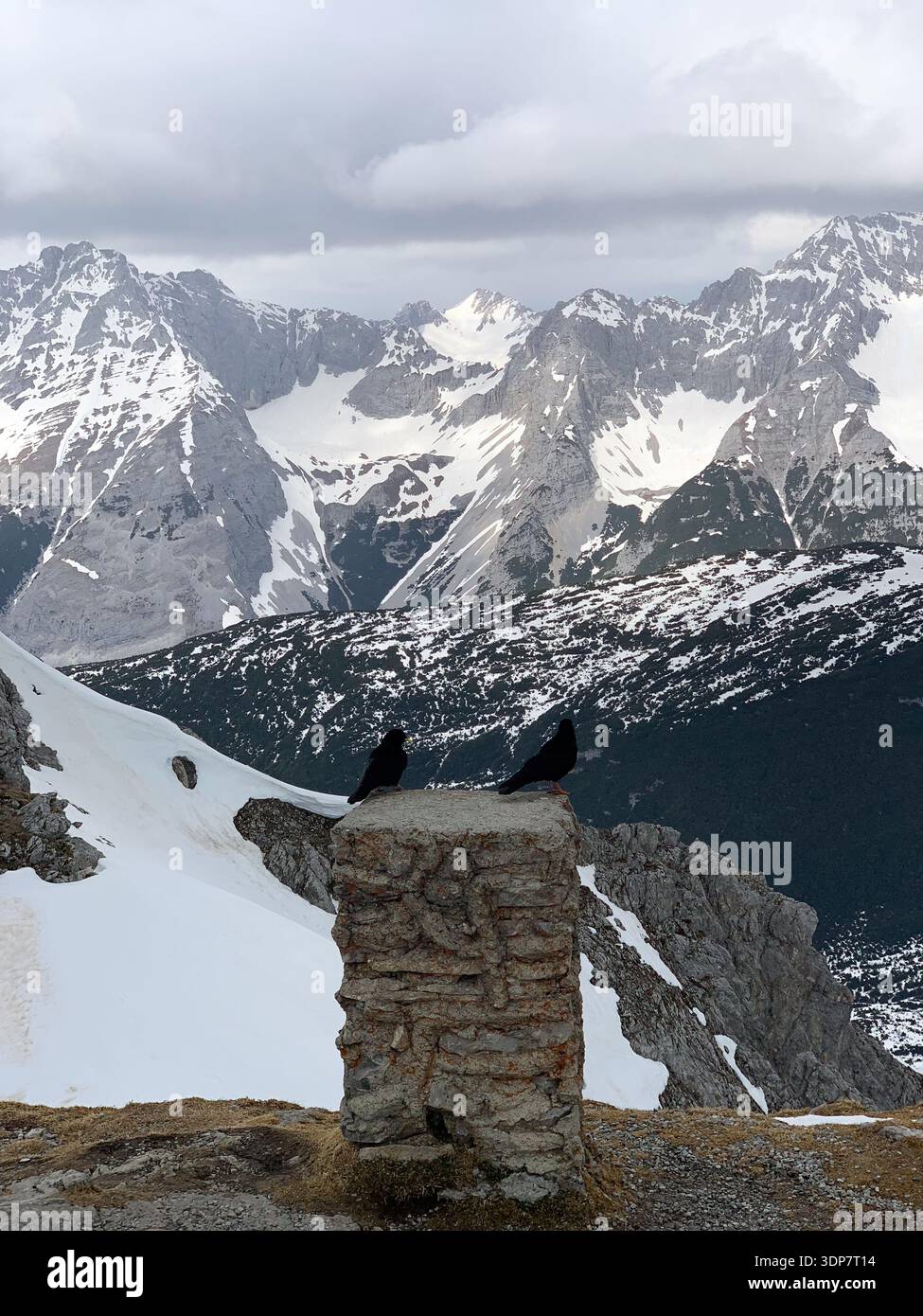 Panorama invernale da Hafelekarspitze nella catena montuosa di Nordkette in una giornata di sole. Montagne nuvolose a Innsbruck, Tirol, Austria. - Immagine stock catturata con smartphone