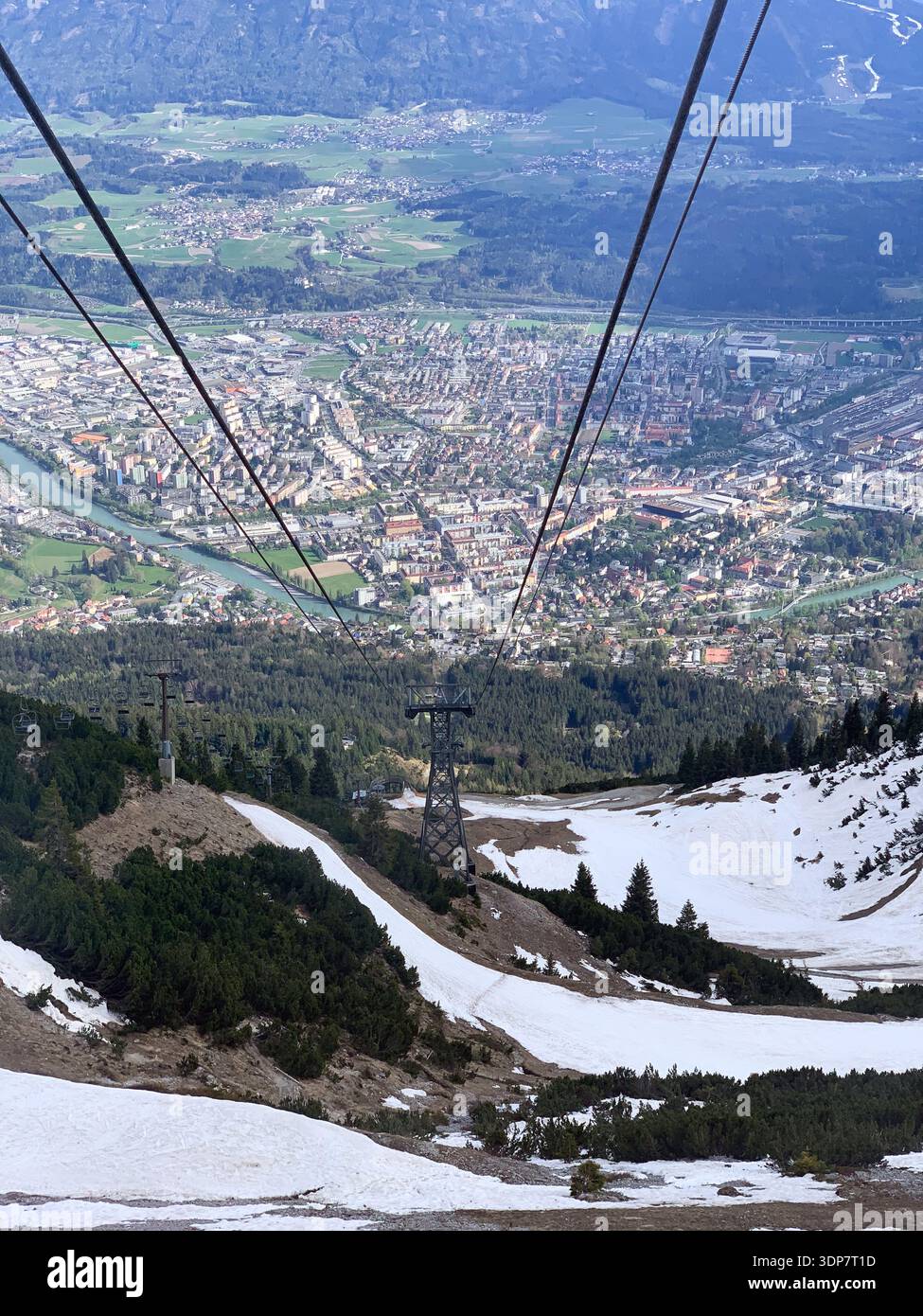 Vista su Innsbruck e sul fiume Inn dalle montagne ad aprile. Vista dalla funivia Seegrube sopra Innsbruck, Austria. Vista aerea della città. - Immagine stock catturata con smartphone