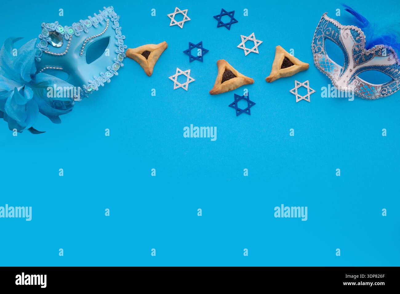 Simboli di festa Purim con hamantaschen e maschere di carnevale Foto Stock