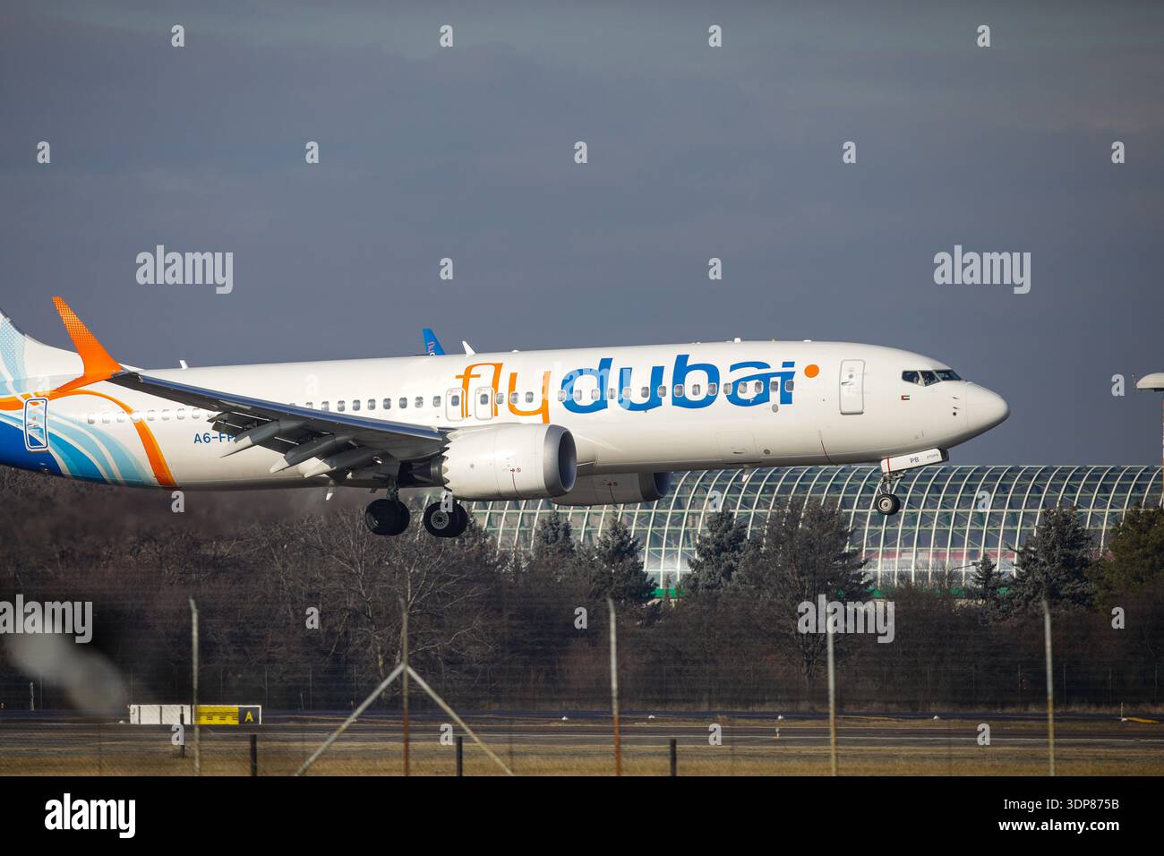 Otopeni, Romania - 17 gennaio 2023: Volo Dubai aereo passeggeri della compagnia aerea commerciale atterrando sull'aeroporto internazionale Henri Coanda. Foto Stock
